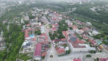 Ukrayna 'daki Kamenets-Podolsky şehir merkezinin havadan görünüşü. Kamianets-Podilskyi şehri gün doğumunda. Şehrin üzerinde uçuyor