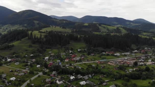 Kamera Gün Batımında Köyün Üzerinde Uçar Karpat Dağları Yaz Ukrayna — Stok video