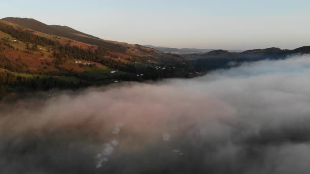 山頂上の雲の中を飛ぶ 高いピーク素晴らしい朝の日の出自然景観 — ストック動画