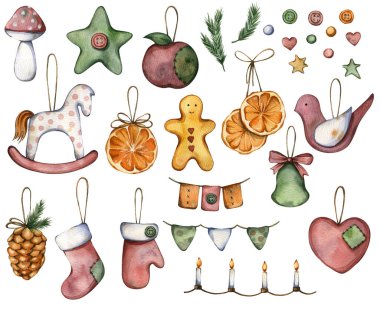 Elle boyanmış suluboya Noel ağacı oyuncakları. El yapımı kumaş süslemeler, portakallar, zencefilli kurabiye adam, beyaz arka planda izole edilmiş dekoratif elementler.