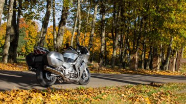 Yamaha FJR sonbaharda yolda gri motosiklet. Motosikletin arka görüntüsü. Sonbaharda güzel Yamaha motorsikletinin bayrağı yolda. Minsk Belarus, Eylül 2021