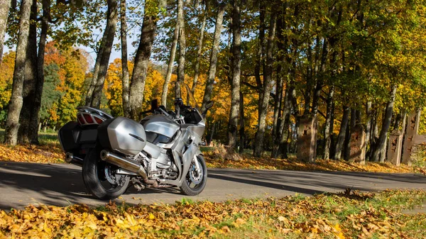 Yamaha FJR szary motocykl na drodze jesienią. Widok z tyłu motocykla. Baner piękny motocykl Yamaha na drodze jesienią. Mińsk Białoruś, wrzesień 2021 — Zdjęcie stockowe