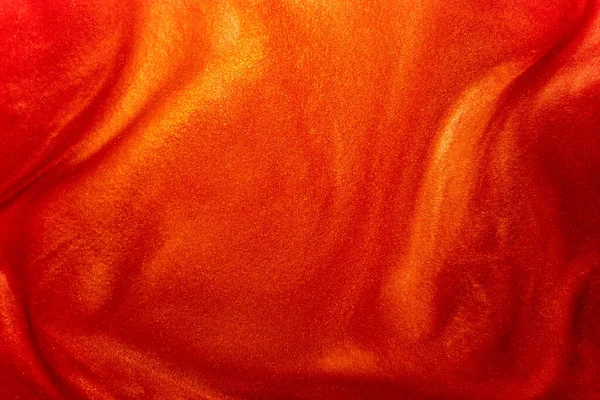 Defoktus. Parlak kırmızı renkli parçacıkların hareketleri suda hareket ediyor. Parlak kırmızı rengin soyut arkaplanı. Işıltı suyun altında hareket ediyor. Neşeli, parlak, ışıltılı.