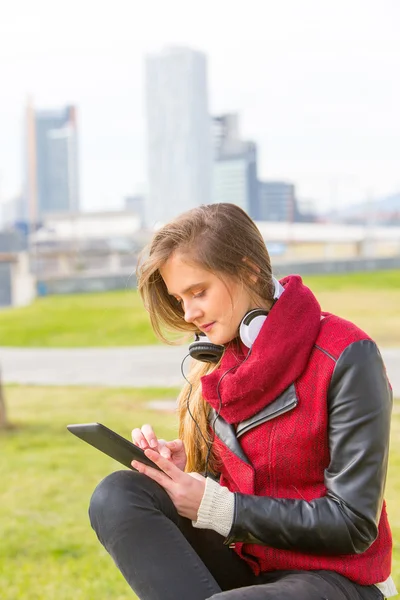 Young woman with tablet informing — Stock Photo, Image