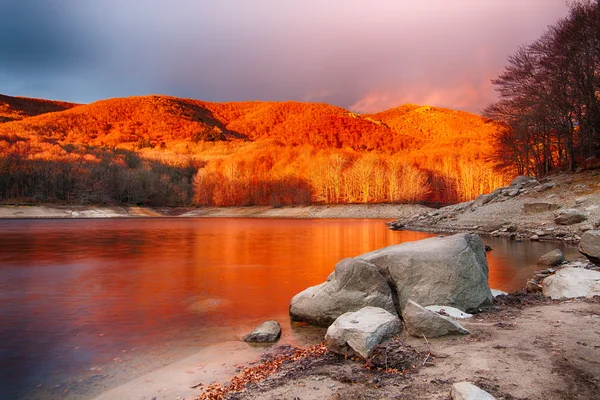 göl güneş doğarken