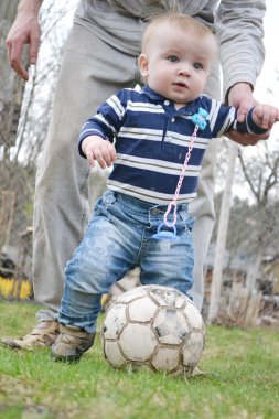 küçük bir çocuk ile doğasına topun çalış.