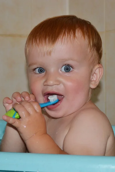 Pequeño niño limpia los dientes —  Fotos de Stock