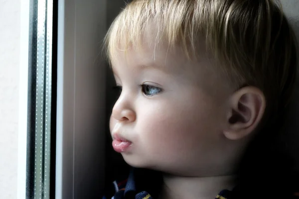 Niño mirando por la ventana —  Fotos de Stock