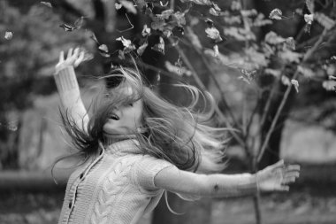 park sonbahar yaprakları atan kız