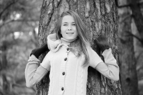 Retrato de una chica de pelo largo en el bosque — Foto de Stock