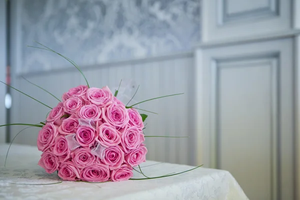 Рожевий букет з троянд на столі з білою скатертиною Ліцензійні Стокові Зображення
