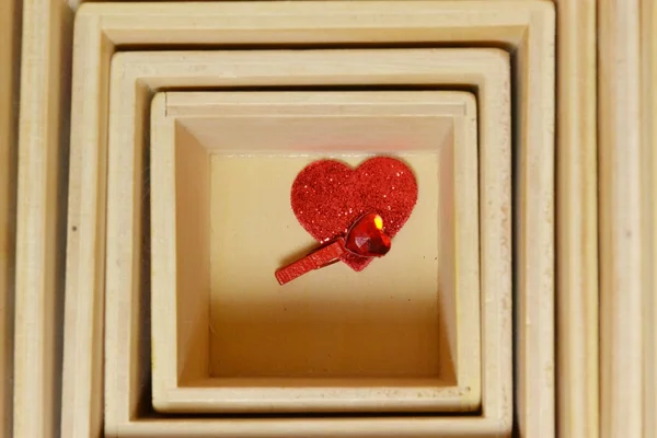 Statyett rött hjärta i trä kuber — Stockfoto