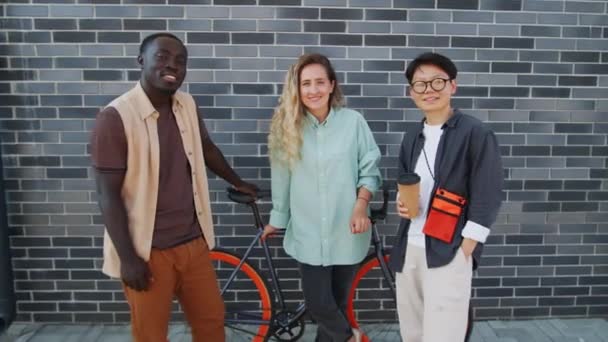 Увеличить Изображение Молодого Афроамериканца Кавказки Азиатки Стоящих Улице Велосипедом Кофе — стоковое видео