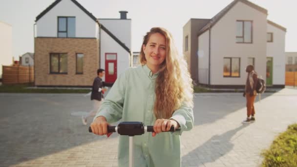 Zoom Shot Happy Caucasian Woman Standing Scooter Street Looking Camera — Stock Video