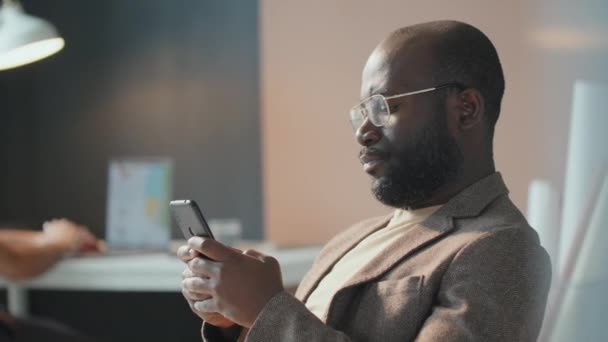 Horizontale Zijaanzicht Opnamen Van Knappe Afro Amerikaanse Man Elegante Kleding — Stockvideo