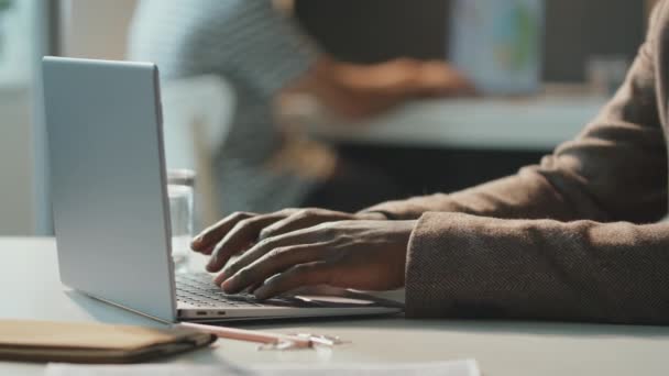 Yatay Yan Görüntü Tanınmayan Bir Adamının Kafede Oturmuş Laptoptan Bir — Stok video