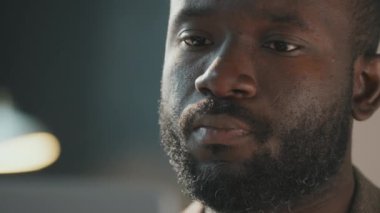 İş günü dokümanları okumaya odaklanmış ciddi bir Afrikalı Amerikalı 'nın yakın plan portresi.