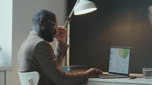 Junger Erwachsener Afroamerikaner Anzug Sitzt Schreibtisch Büro Und Fühlt Sich — Stockvideo