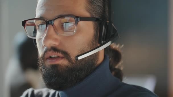 Primer Plano Retrato Filmación Serio Joven Oriente Medio Hombre Con — Vídeo de stock