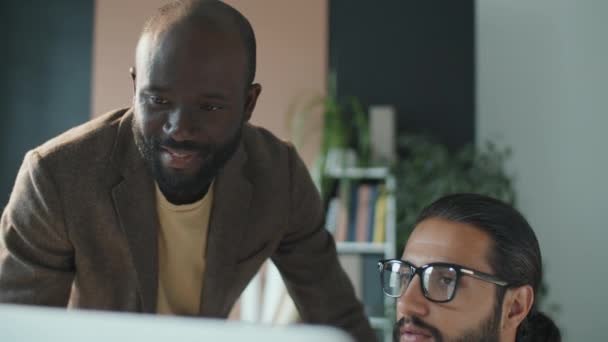 Moderní Spolupracovníci Afroameričanů Blízkého Východu Dívají Počítačovou Obrazovku Diskutují Novém — Stock video