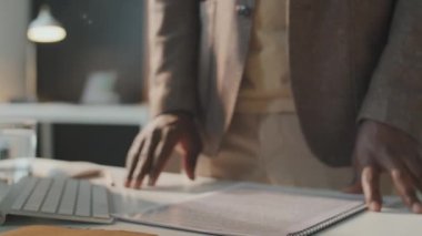 Yatay olarak yavaş çekim. Tanımlanamayan çok ırklı iş adamlarının birbirlerinin önünde durup el sıkışma sahneleri.