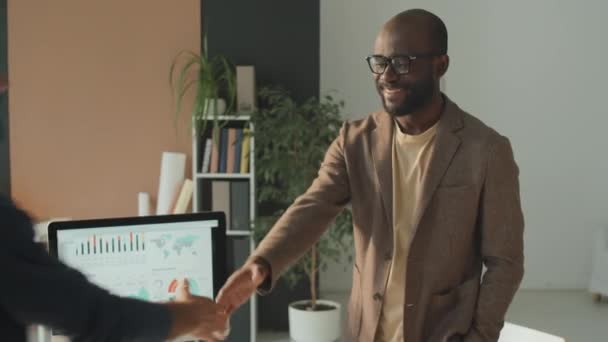 Afro Amerikaanse Man Zijn Collega Uit Het Midden Oosten Begroeten — Stockvideo