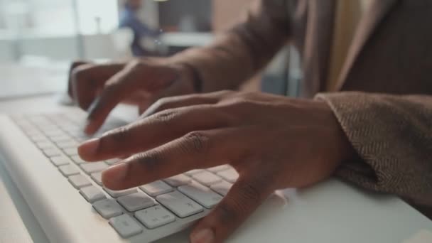 Ofisteki Bilgisayar Klavyesinde Yazı Yazan Tanınmayan Afrikalı Amerikalı Erkeklerin Yatay — Stok video