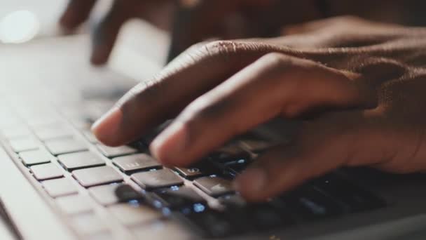 Siyah Adamların Dizüstü Bilgisayar Klavyesinde Yazı Yazarken Çekilmiş Yatay Yakın — Stok video