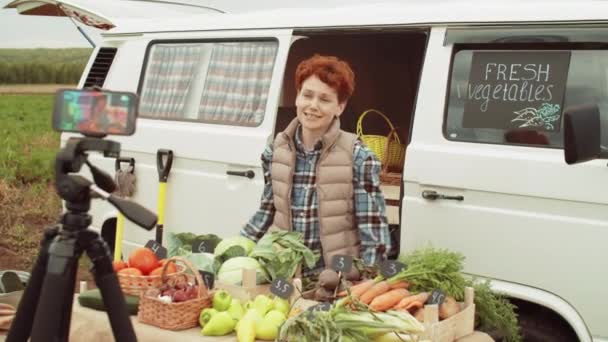 Joven Agricultora Sonriendo Saludando Contando Sobre Verduras Frescas Cámara Mientras — Vídeos de Stock