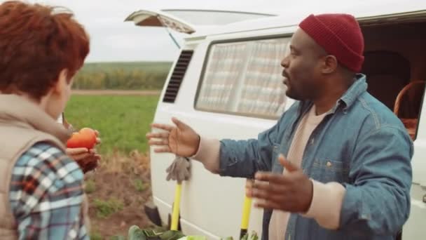 Dvě Mladé Bělošky Kupující Čerstvou Zeleninu Mluvící Africkým Americkým Farmářem — Stock video