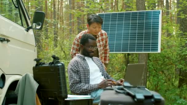 Horisontella Bilder Afroamerikanska Och Asiatiska Forskare Som Arbetar Tillsammans Skogen — Stockvideo