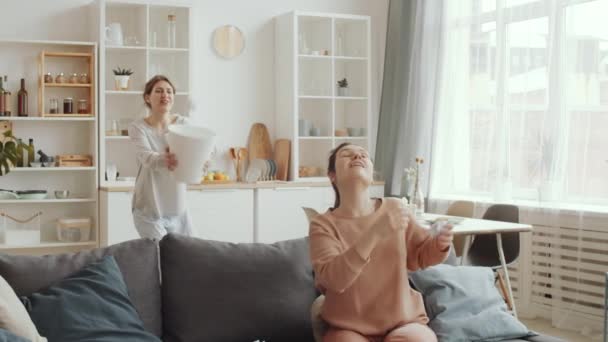 Két Fiatal Női Barátok Játszani Vicces Játék Otthon Karantén Alatt — Stock videók