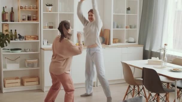 Twee Jonge Blanke Vrouwen Huis Die Glimlachen Basketballen Eetkamer Terwijl — Stockvideo