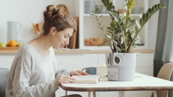 Junge Positive Frau Prostet Mit Kleiner Keramikkanne Trinkt Aus Teetasse — Stockvideo