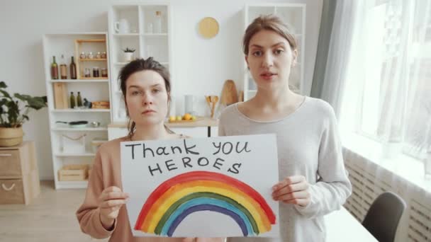 Deux Jeunes Femmes Montrant Peinture Arc Ciel Avec Inscription Nhs — Video