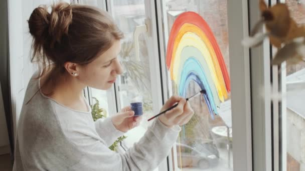 Seitenansicht Der Jungen Kreativen Frau Zeichnung Bunten Regenbogen Mit Farbe — Stockvideo