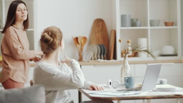 Dos Mujeres Caucásicas Jóvenes Sonriendo Saludando Charlando Llamada Línea Ordenador — Vídeos de Stock