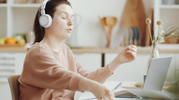 Joven Morena Auriculares Inalámbricos Escribiendo Portapapeles Discutiendo Negocios Videollamada Portátil — Vídeo de stock