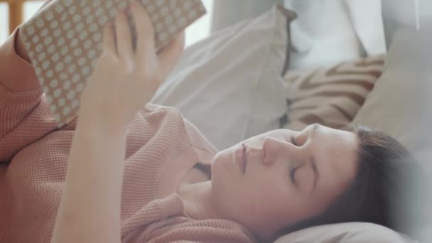 Φωτογραφική Μηχανή Χειρός Της Νεαρής Μελαχρινής Γυναίκας Ξαπλωμένη Στο Κρεβάτι — Αρχείο Βίντεο