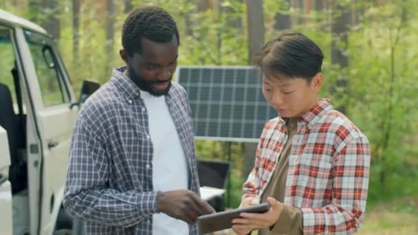 Horisontella Mediumbilder Afroamerikanska Och Asiatiska Ekologer Som Arbetar Tillsammans Skogen — Stockvideo