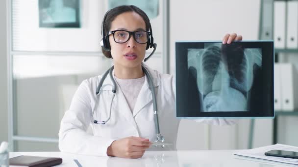Krásná Doktorka Laboratorním Plášti Brýlích Bezdrátových Sluchátkách Sedící Stolem Lékařské — Stock video