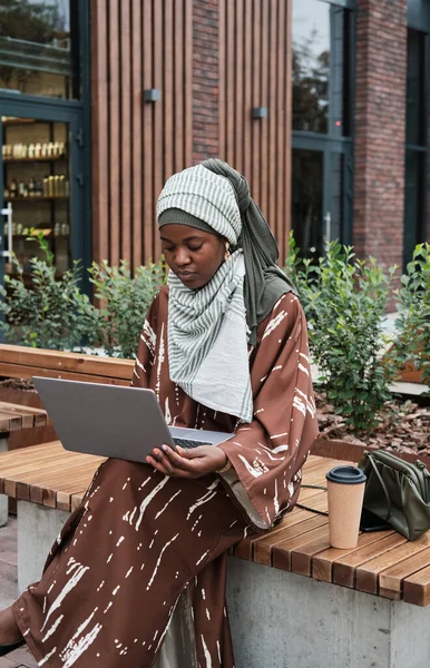 市内のノートパソコンで働く女性 — ストック写真