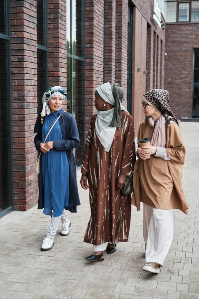 Donne musulmane che camminano per strada — Foto Stock