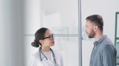 Güzel, melez bir kadın doktor ve yakışıklı bir erkek hastanın tıbbi muayenehanede yan yana durup tedavi planını tartıştıktan sonra kameraya bakıp gülümserken çekilen görüntüler.