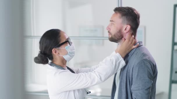 Női Orvos Védő Arc Maszk Érintő Nyirokcsomók Nyakon Vizsgálja Torok — Stock videók