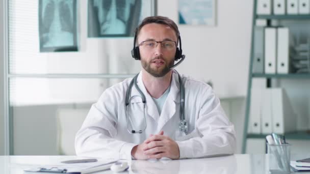 Médico Profesional Bata Laboratorio Gafas Auriculares Inalámbricos Sentado Lugar Trabajo — Vídeos de Stock