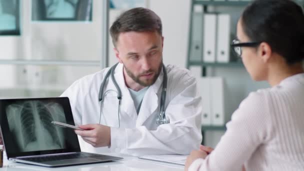 Professioneller Männlicher Arzt Laborkittel Zeigt Lungen Röntgenbild Auf Laptop Bildschirm — Stockvideo