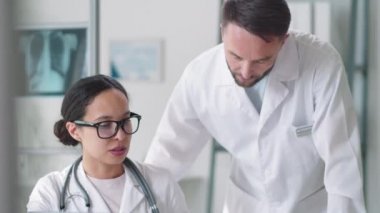Genç, neşeli bayan doktor masamızda oturmuş, erkek meslektaşımla bilgisayardan bir şeyler tartışıyoruz.