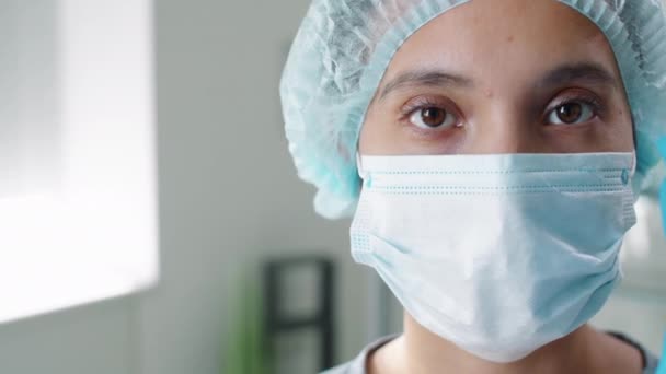 Steril Eldivenli Tek Kullanımlık Şapkalı Genç Kadın Hemşire Portresi Tıbbi — Stok video