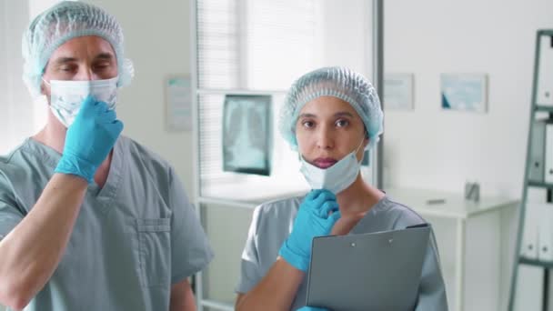 Médecin Professionnel Collègue Féminine Uniforme Protection Enlever Les Masques Faciaux — Video